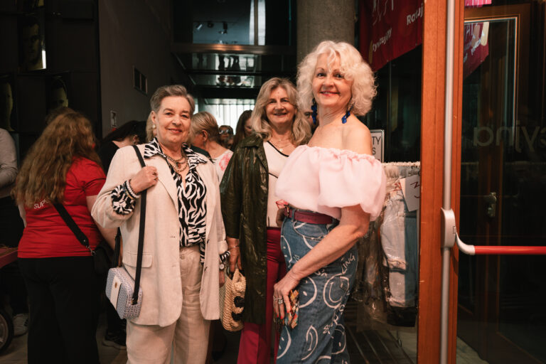 Jadzia, dziewczyna z Klubu Silver Stars zaprasza na Mazowiecki Festiwal Seniorów