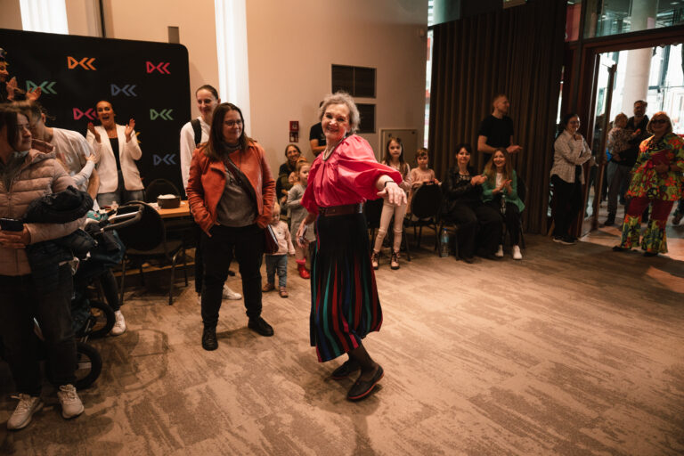 Ela, dziewczyna z Klubu Silver Stars zaprasza na Mazowiecki Festiwal Seniorów.