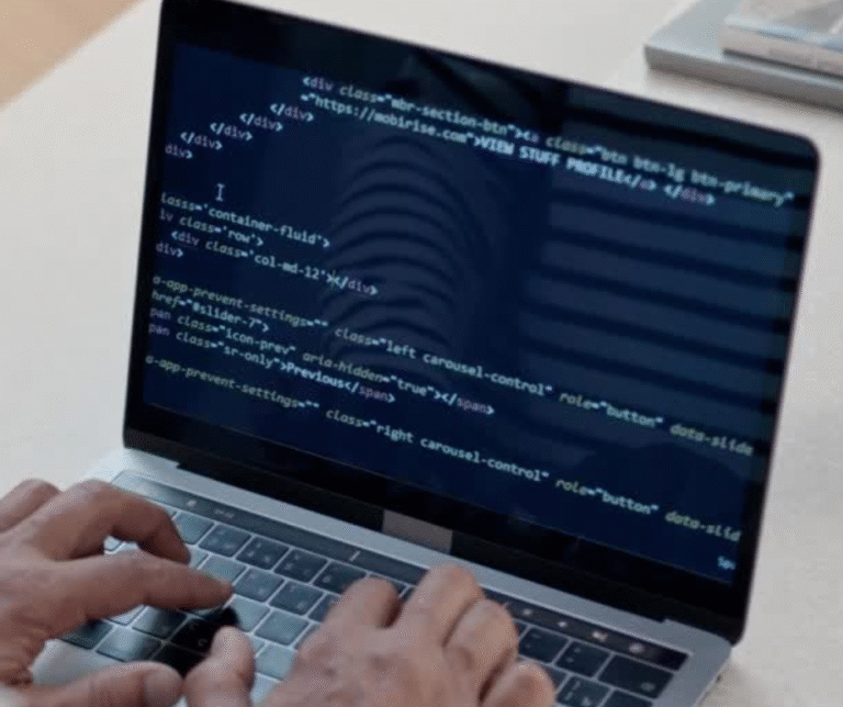 Senior online: jak technologia pomaga w codziennym życiu